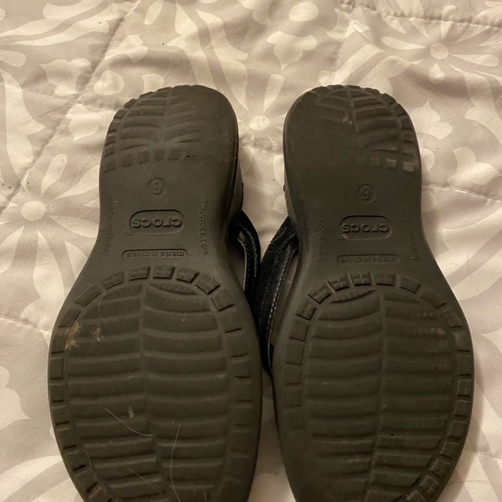 Crocs Size 7 Black - Picture 2 of 2